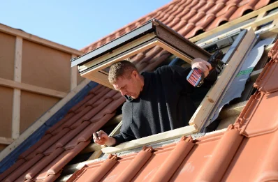 Pose de fenêtres de toit Velux à Loubaresse